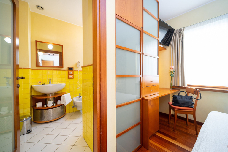 Bathroom 4, Hotel Cesare