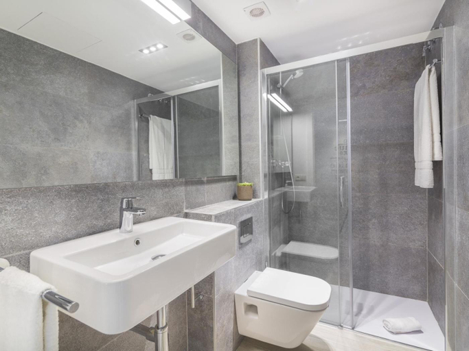 Bathroom 2, Daro Apartments, Girona