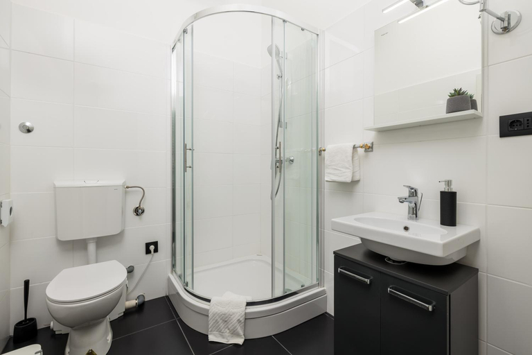 Shower 5, Continentale - Deluxe Rooms, Rijeka