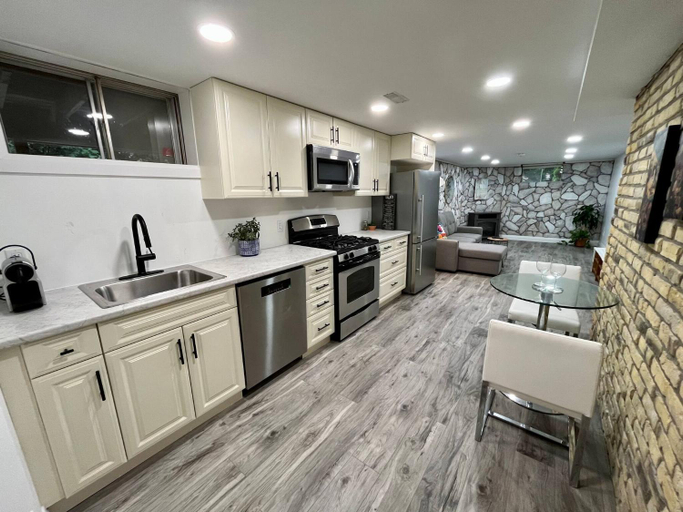 Others 1, Adorable 1 Bedroom Suite With Kitchen &, Waterloo