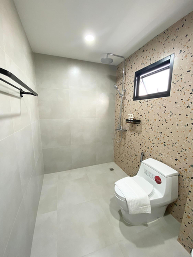 Bathroom 5, Mangkon Hostel, Khlong San