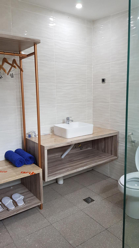 Bathroom 13