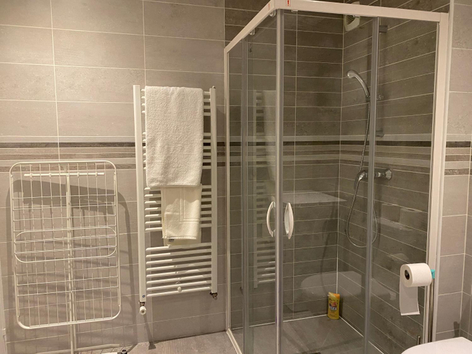 Shower 5, Residence 4T - 33 bis Avenue Gaston Chauvin, Seine-Saint-Denis
