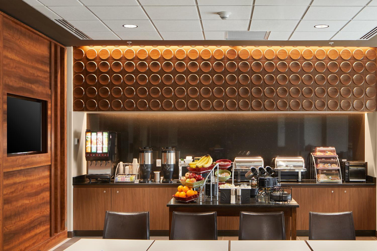 Food & Drinks 5, Wingate By Wyndham Hurricane Wv, Putnam