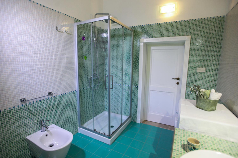 Bathroom 3, Casina Fumarola, Brindisi