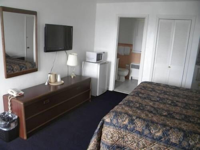 Bedroom 4, USA Inn and Suites Morgantown, Berks