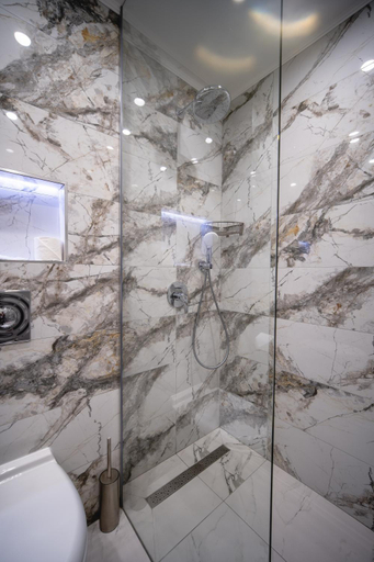Bathroom 5, Saint George Hotel & Medical Spa, Pomorie