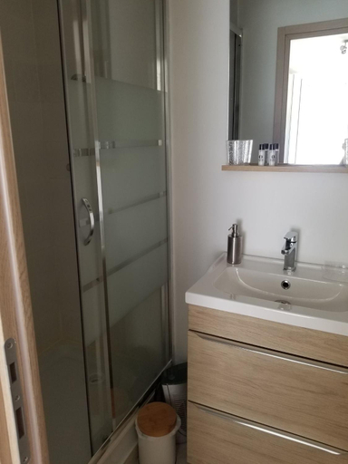 Bathroom 4, Les Lauriers, Hérault