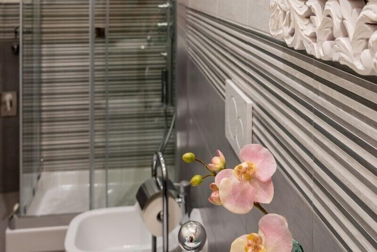Bathroom 4, Ponte Vecchio, La Spezia