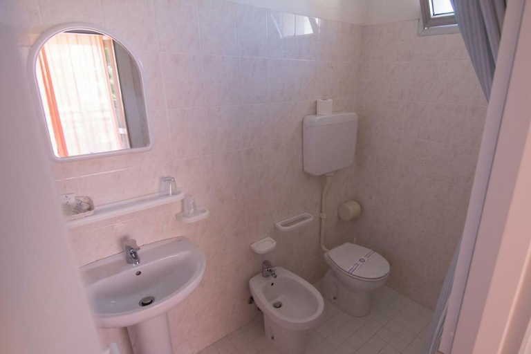 Bathroom 4, Hotel Gialpina, Rimini
