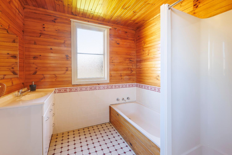Bathroom 4, Black Gold, Lithgow