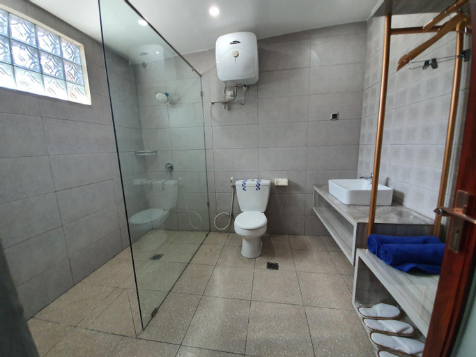 Bathroom 18