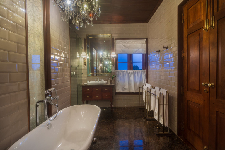Bathroom 3, Dendrobium House, Pathahewaheta