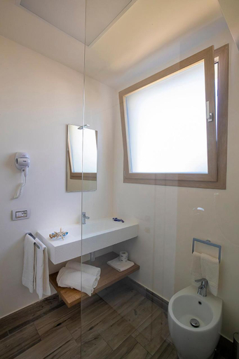 Bathroom 5, Hotel Sundeck, Trapani