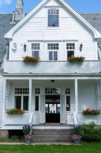 Exterior & Views