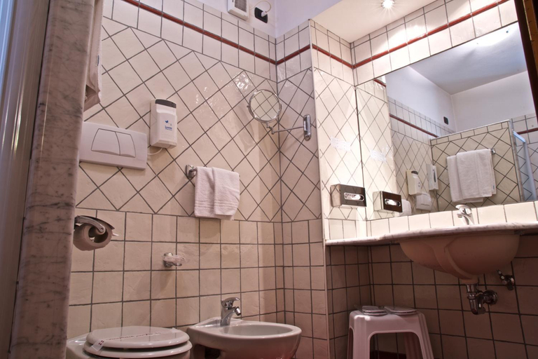 Bathroom 4, Hotel La Luna, Lucca