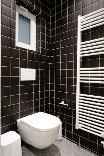 Bathroom 5, K23 Color Suites, Attica