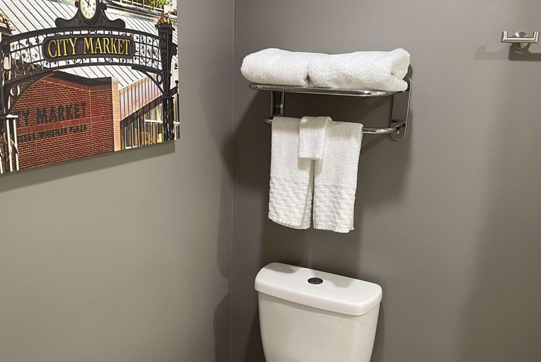 Bathroom, La Quinta Inn & Suites by Wyndham Indianapolis Downtown, Indianapolis