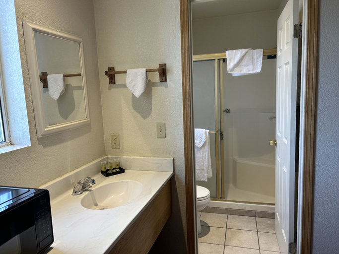 Bathroom 3, Snow Bear Lodge, San Bernardino