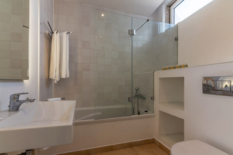 Bathroom 3, Portas do Céu Apartments, Lisbon