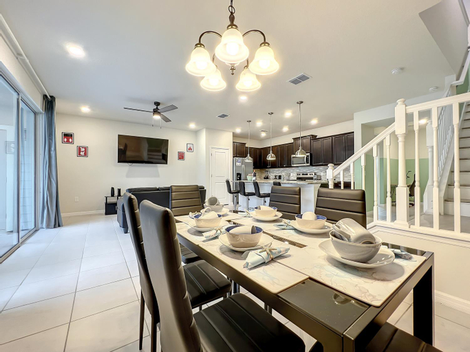 Food & Drinks, Chic 5br Stay W Hot Tub & Game Room Near Disney, Polk