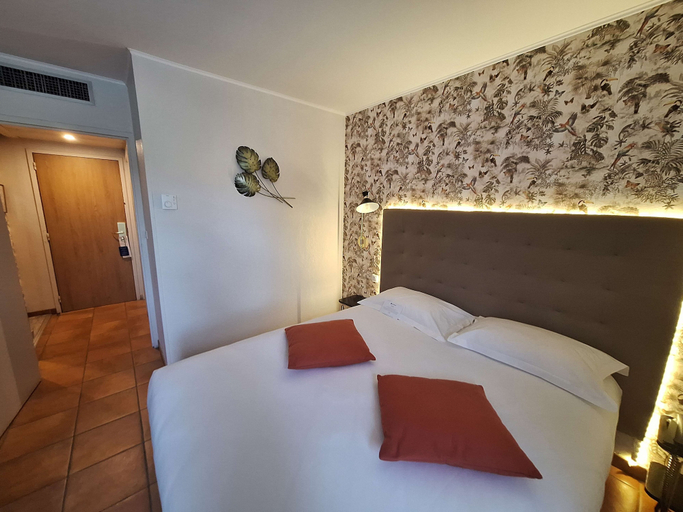 Bedroom 3, Best Western l'Orangerie, Gard