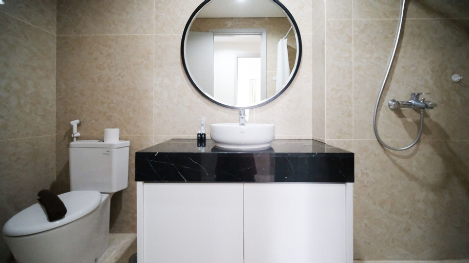 Bathroom 4, Homey 3Br With Private Lift At Grand Sungkono Lagoon Apartment, Surabaya