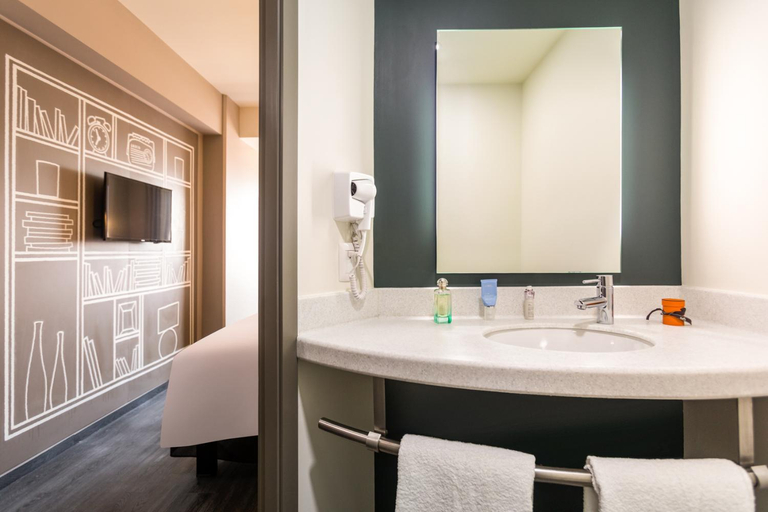 Bathroom 4, Ibis Mazatlan Marina, Mazatlán