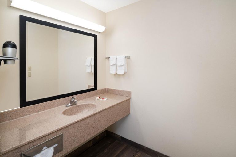 Bathroom 4, Super 8 by Wyndham Cleveland, Bradley