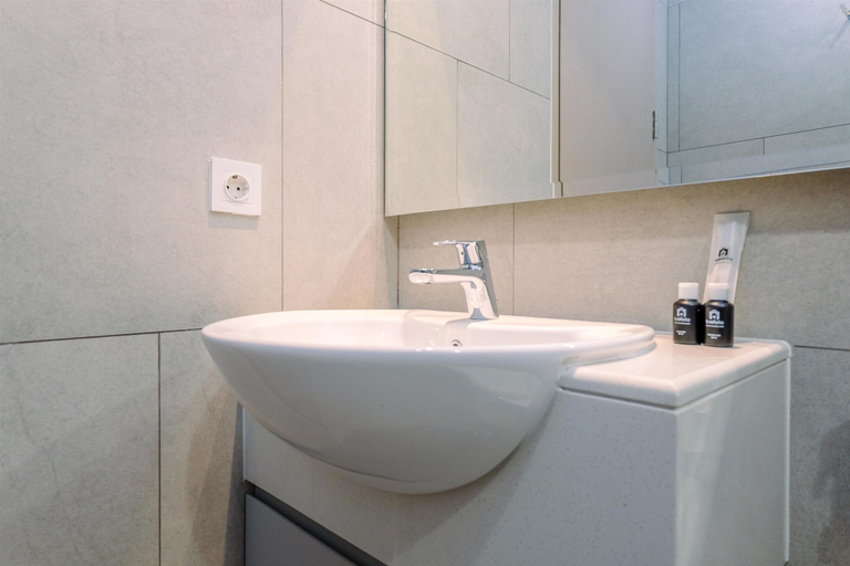 Bathroom 2, Comfort And Modern Look 1Br Menara Jakarta Kemayoran Apartment, Central Jakarta