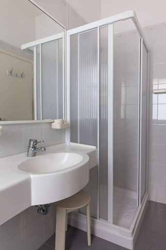 Bathroom 4, Hotel Singapore, Ravenna