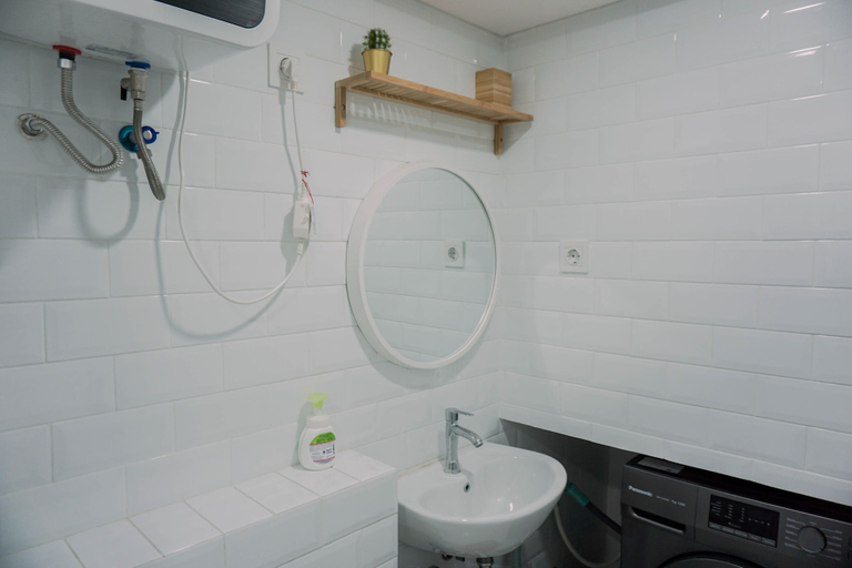 Bathroom 2, Comfortable And Homey Studio Loft At Kingland Avenue Apartment, Tangerang