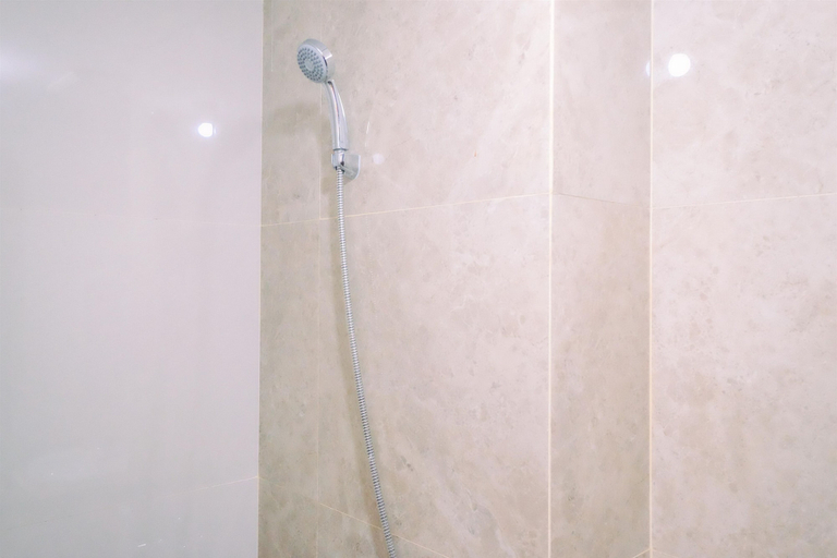Bathroom 3, Homey And Well Design Studio Transpark Cibubur Apartment, Depok