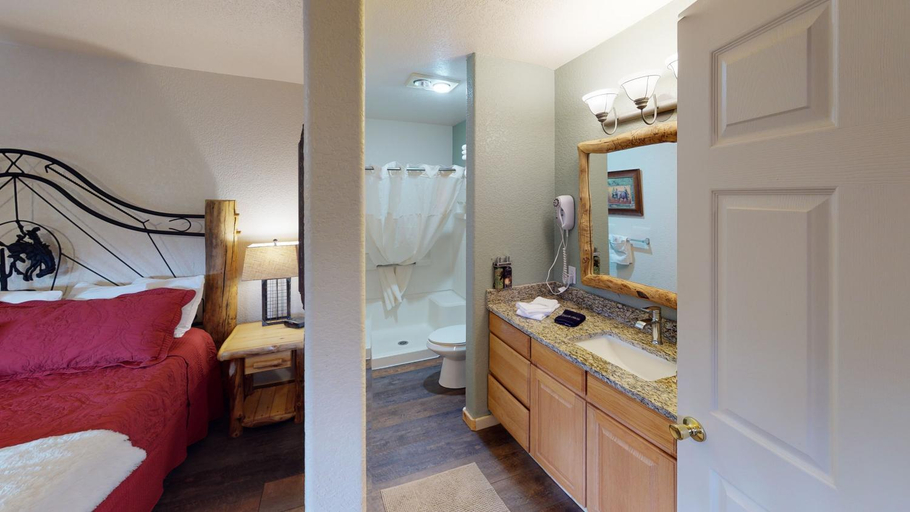 Bedroom 2, Gateway Inn, Grand