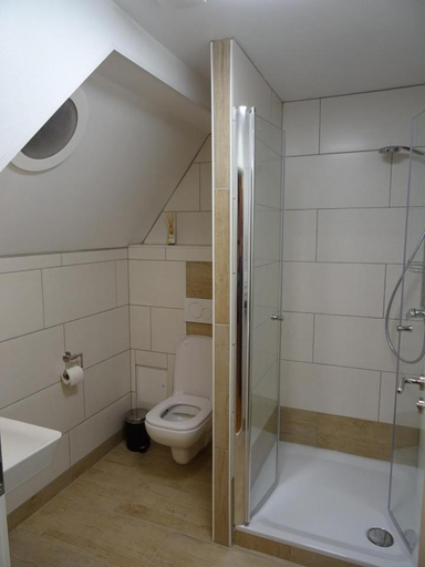 Bathroom 1, Pensionszimmer Ziaglhidde, Tübingen