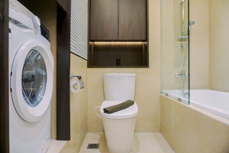 Bathroom 3, Spacious 1Br With Extra Room Branz Bsd City Apartment, Tangerang Selatan