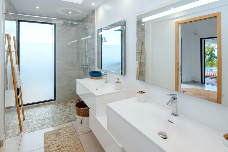Bathroom 3, Vista del Mar, Sainte-Anne