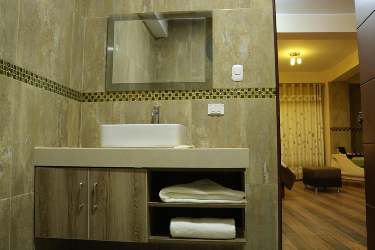 Bathroom, hotel el parral suite, Ica