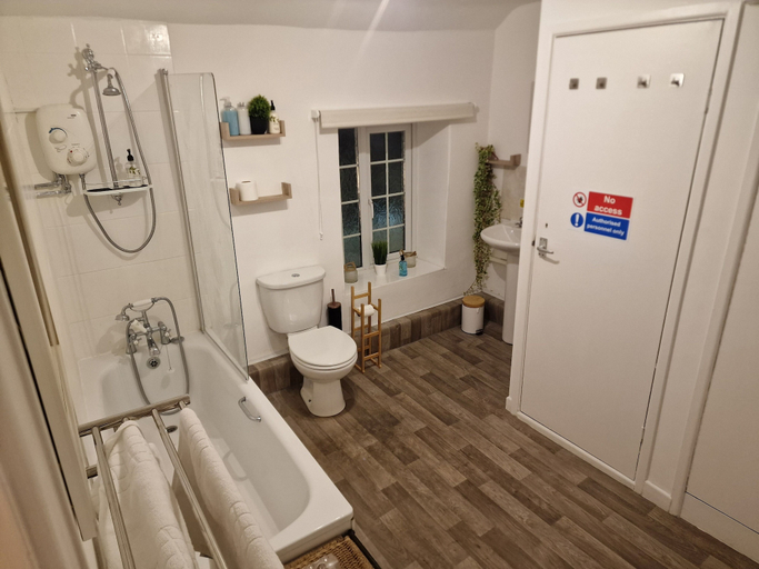 Bathroom, The Village Inn, Swindon