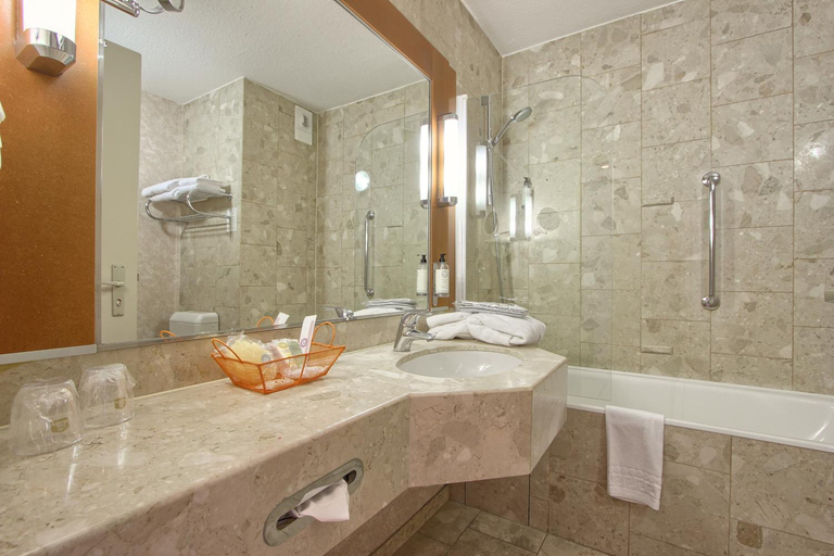 Bathroom 4, Hotel Inn Paris CDG Airport, Val-d'Oise