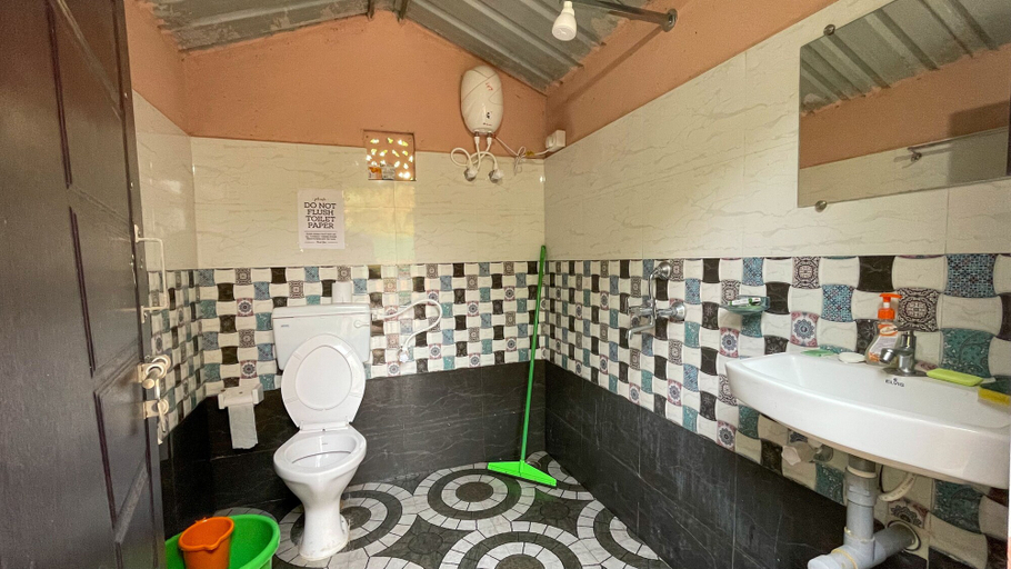 Bathroom 4, Jungle by sturmfrei Gokarna, Uttara Kannada