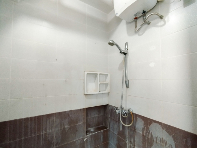 Bathroom 5, Simply 2Br At Apartment Gateway Ahmad Yani Cicadas, Bandung
