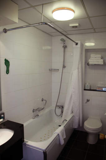 Bathroom 5, Holiday Inn DONCASTER A1 (M), JCT.36 by IHG, Doncaster