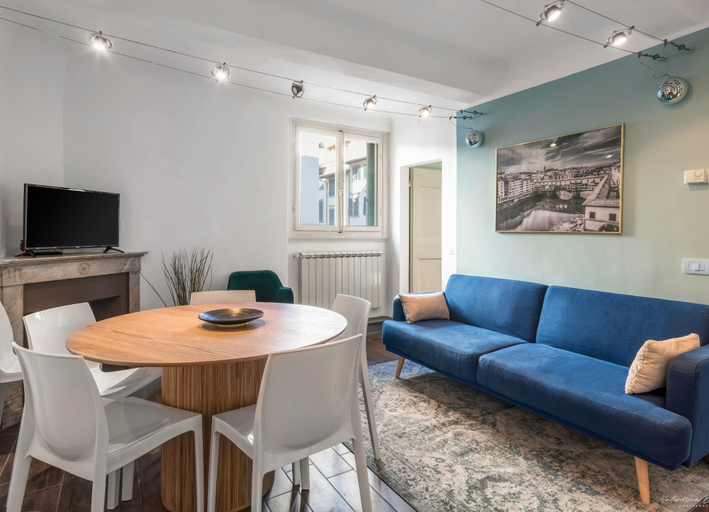 In-room dining 5, Elegant 3-Bedroom Apartment in the Historic Center, Florence