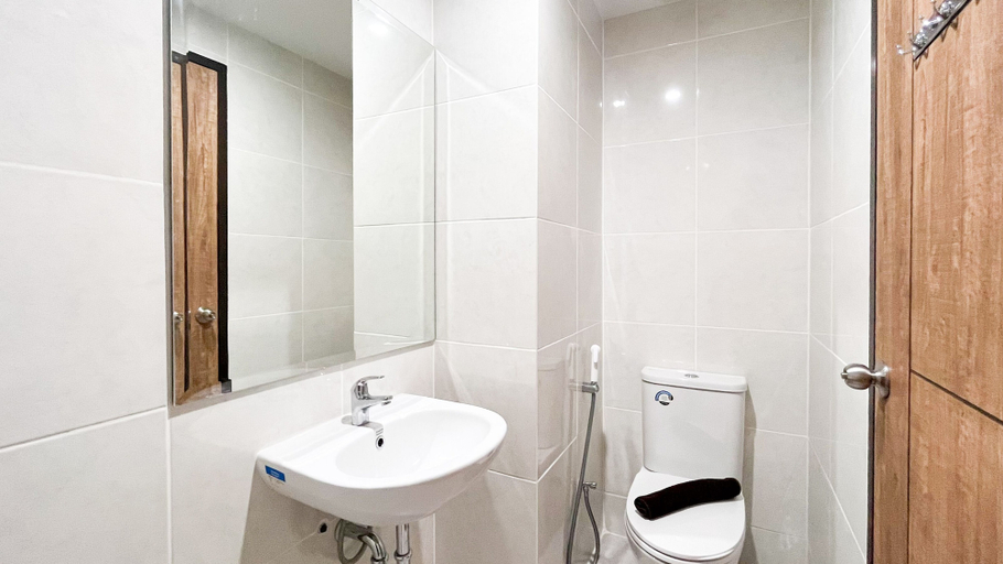 Bathroom 2, Spacious 2Br At Delft Ciputra Makassar Apartment, Makassar