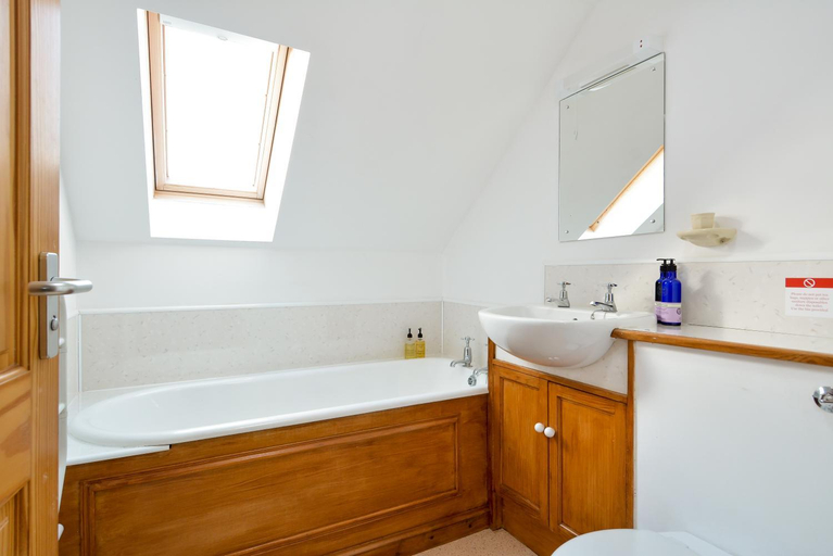 Bathroom 2, Cardross Holiday Cottages, Stirling