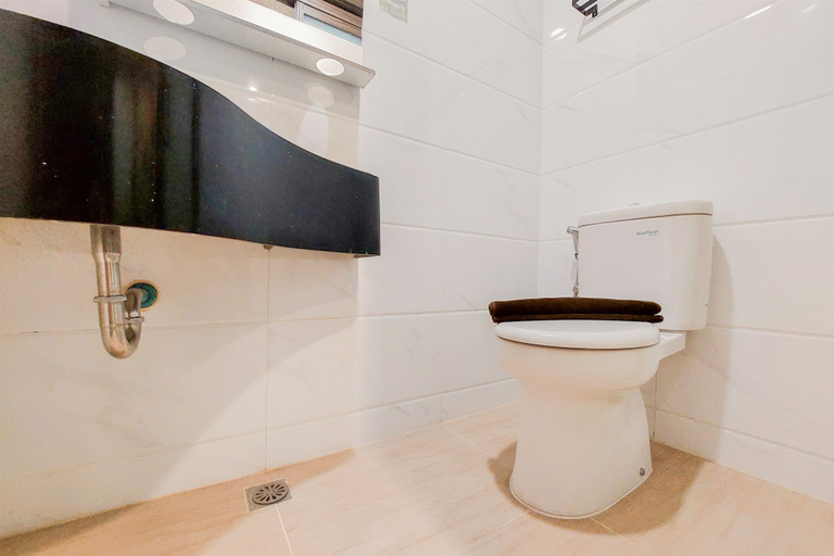 Bathroom 3, Relaxing And Homey Studio Room Sky House Bsd Apartment, South Tangerang