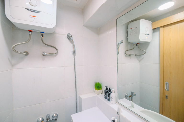 Bathroom 2, Spacious 2Br Combined Tokyo Riverside Pik 2 Apartment, Tangerang