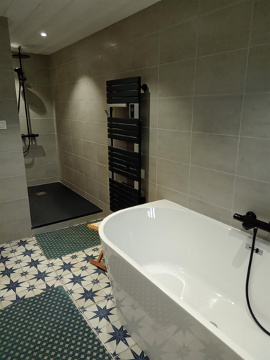 Bathroom 2, Le 28, Corrèze