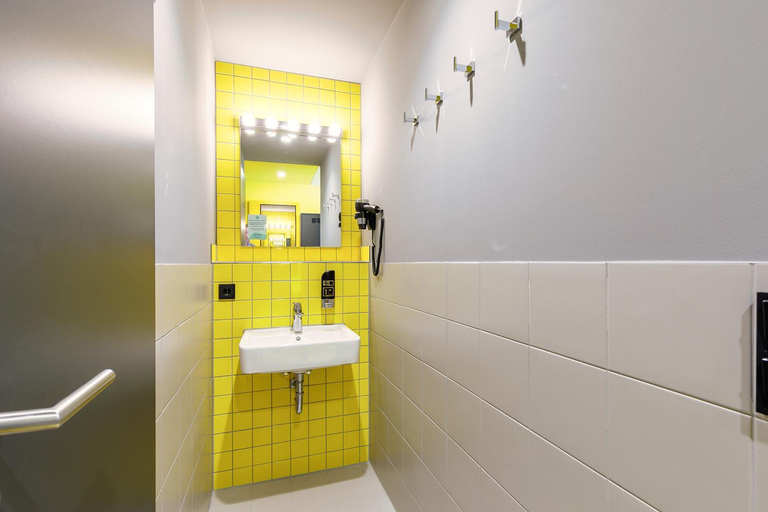 Bathroom 1, MEININGER Hotel Dresden Zentrum, Dresden